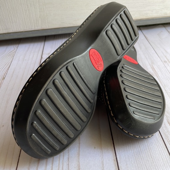 Born Size 7 Brown Flip Flops. Great Condition. - Picture 3 of 4